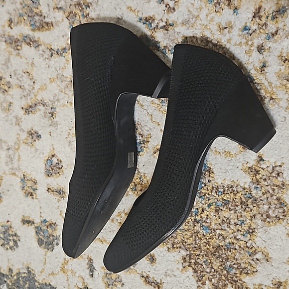 Eileen Fisher Kiss Pumps - Picture 5 of 11